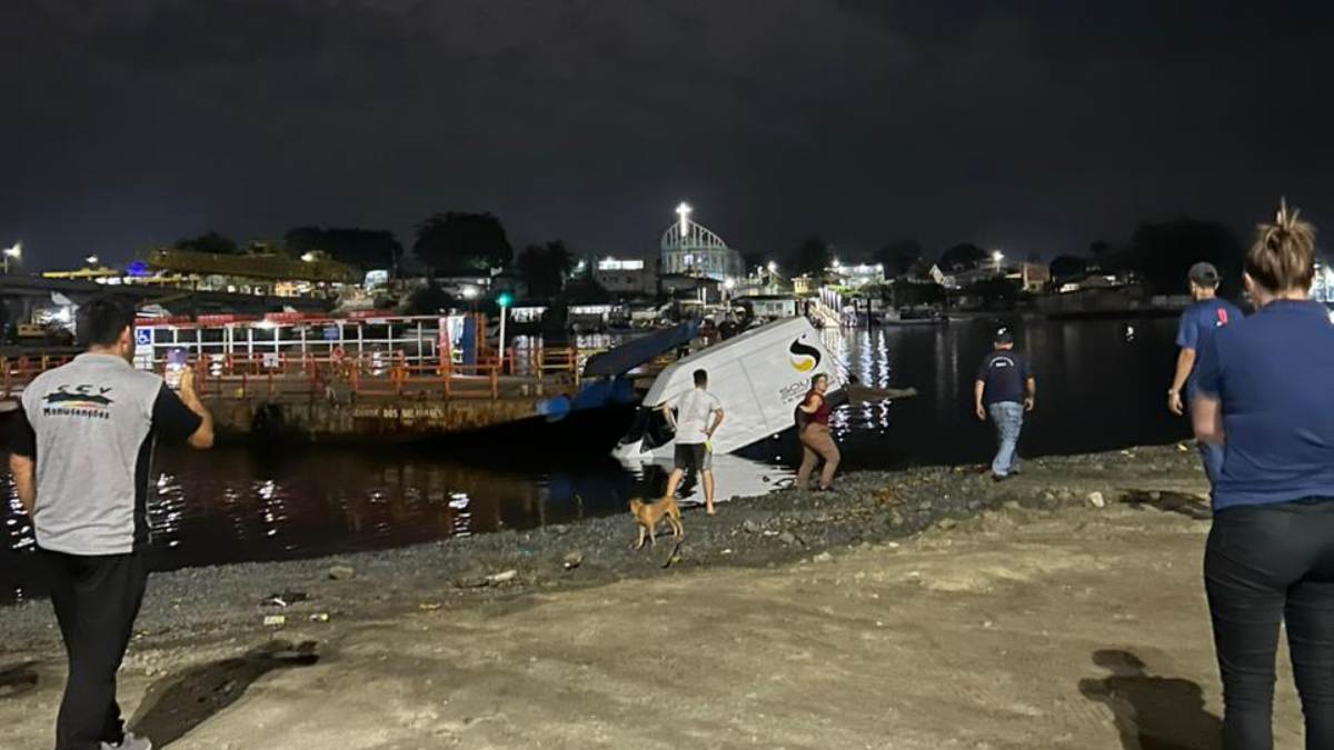 Balsa arrasta van para dentro da água no Litoral do Paraná; VEJA O VÍDEO