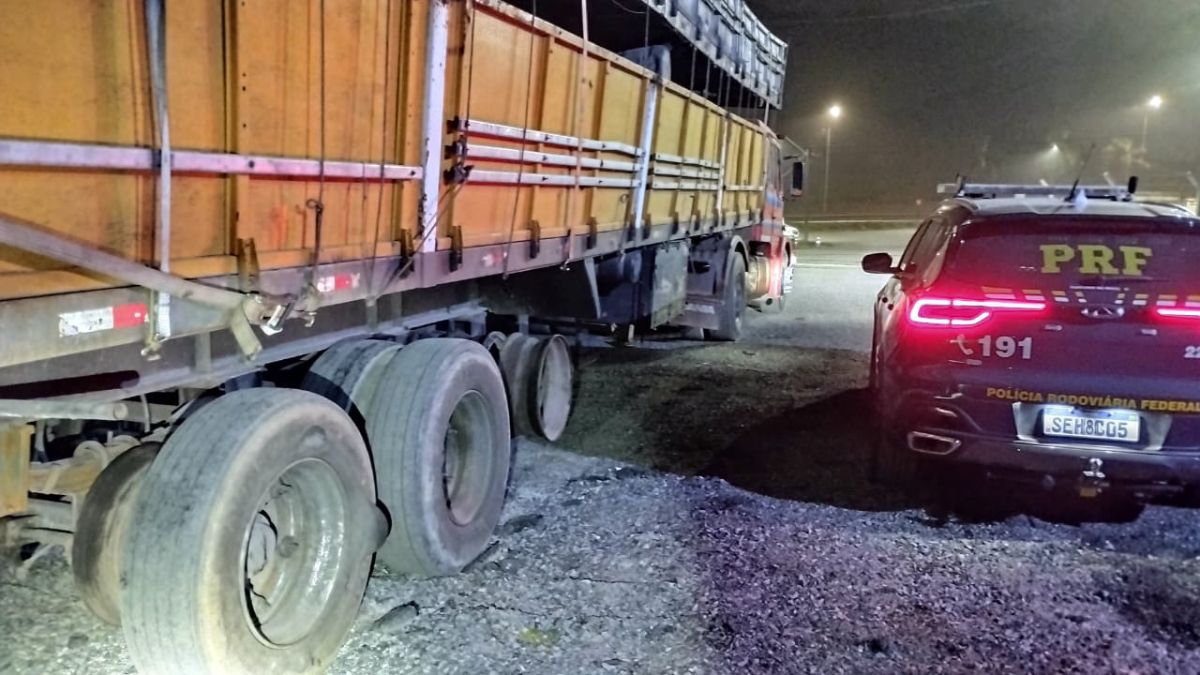 Caminhão é flagrado transitando sem 6 pneus no PR; veículo foi apreendido