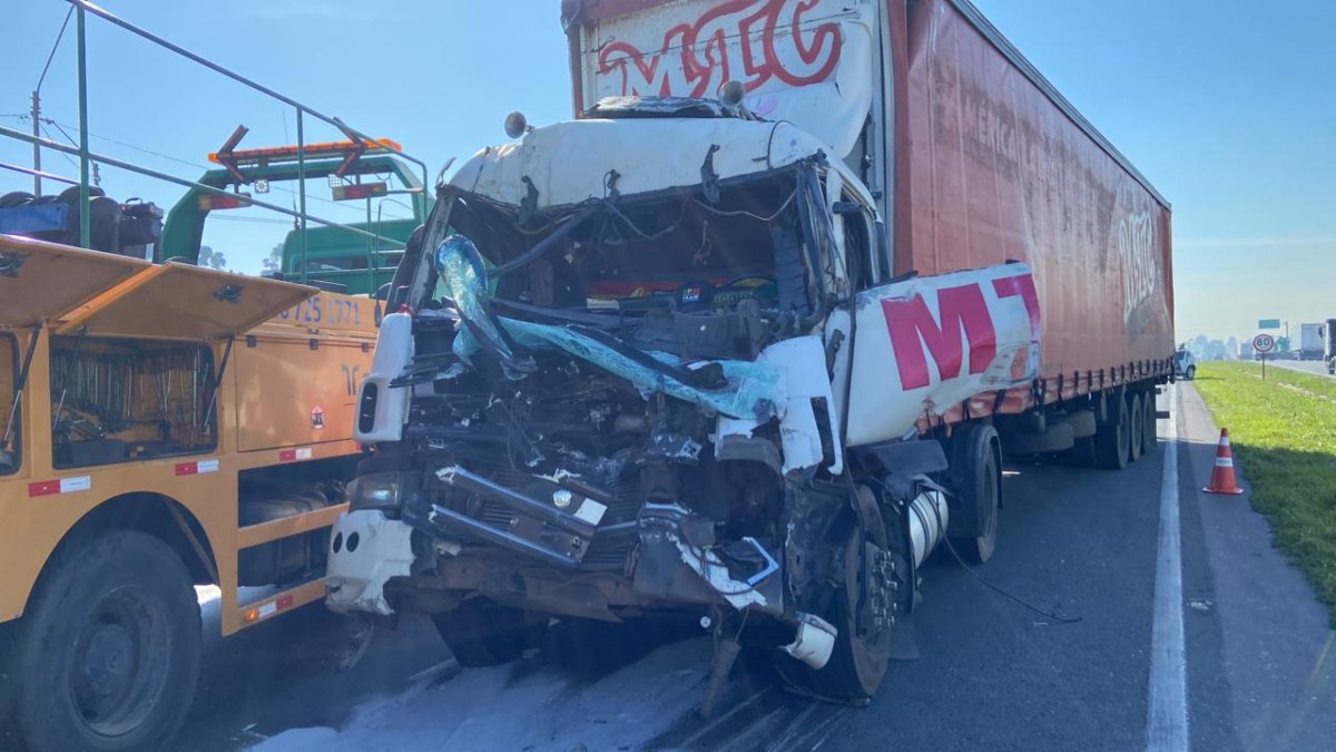 Acidente entre caminhões deixa caminhoneiro ferido no Contorno Leste