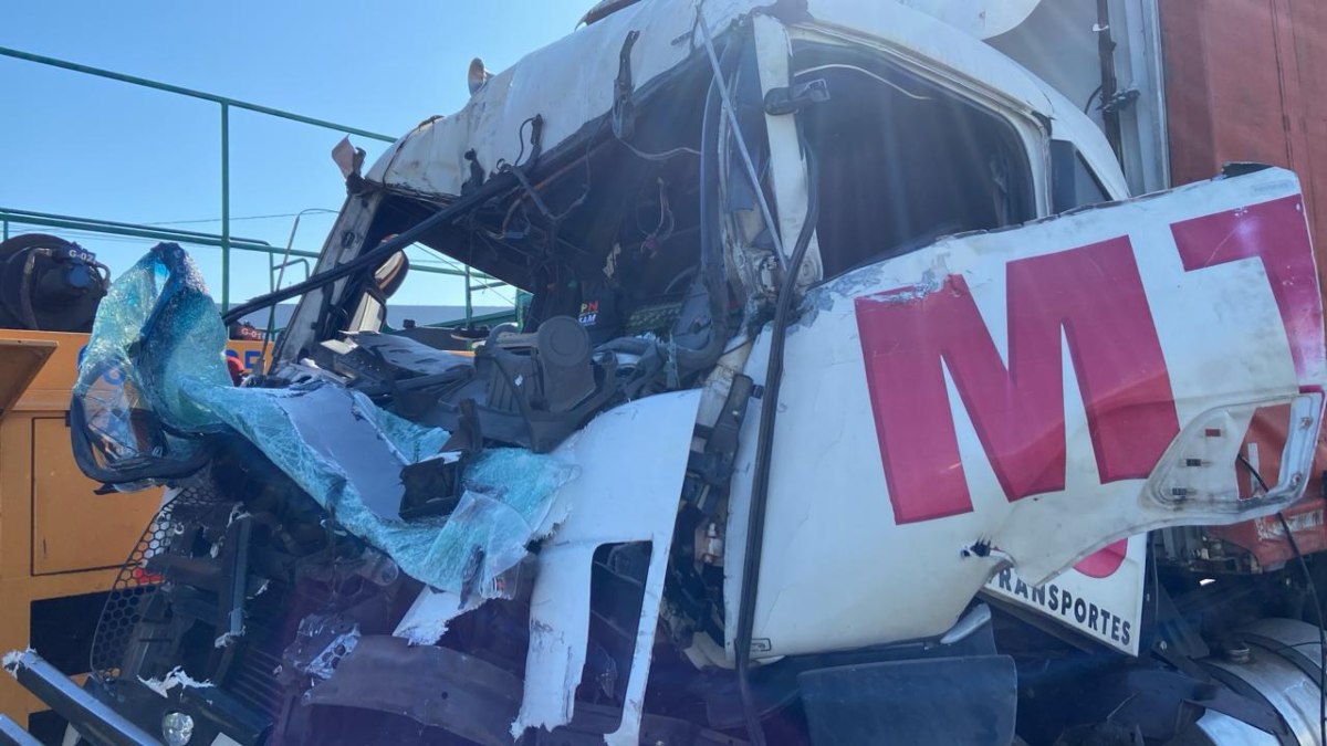 Acidente entre caminhões deixa caminhoneiro ferido no Contorno Leste 