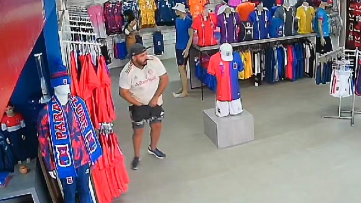 Homem é flagrado furtando 17 camisas do Paraná Clube em loja oficial