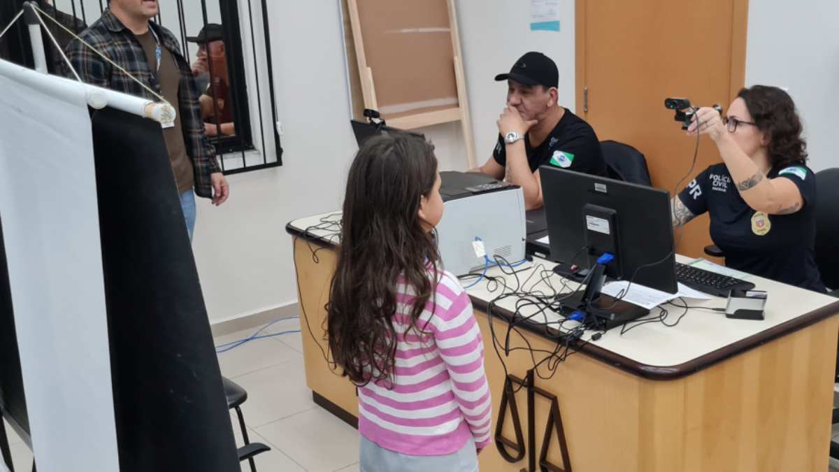 Crianças e adolescentes recebem Carteira de Identidade Nacional no Paraná