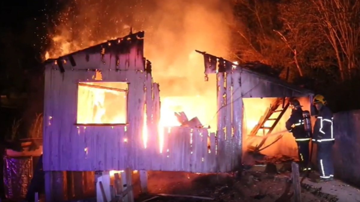 Casa é incendiada e moradores são agredidos no Paraná