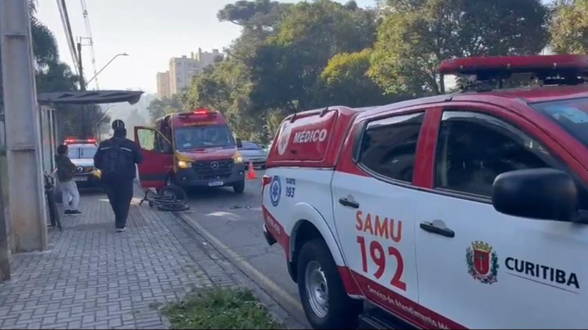 Ciclista foi arremessado após bater em carro, em Curitiba