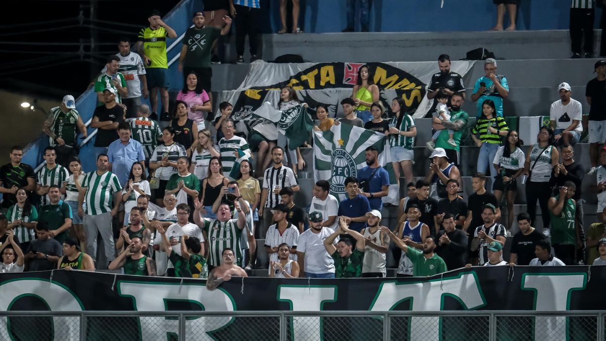 Torcida do Coritiba contra o Amazonas, pela Série B