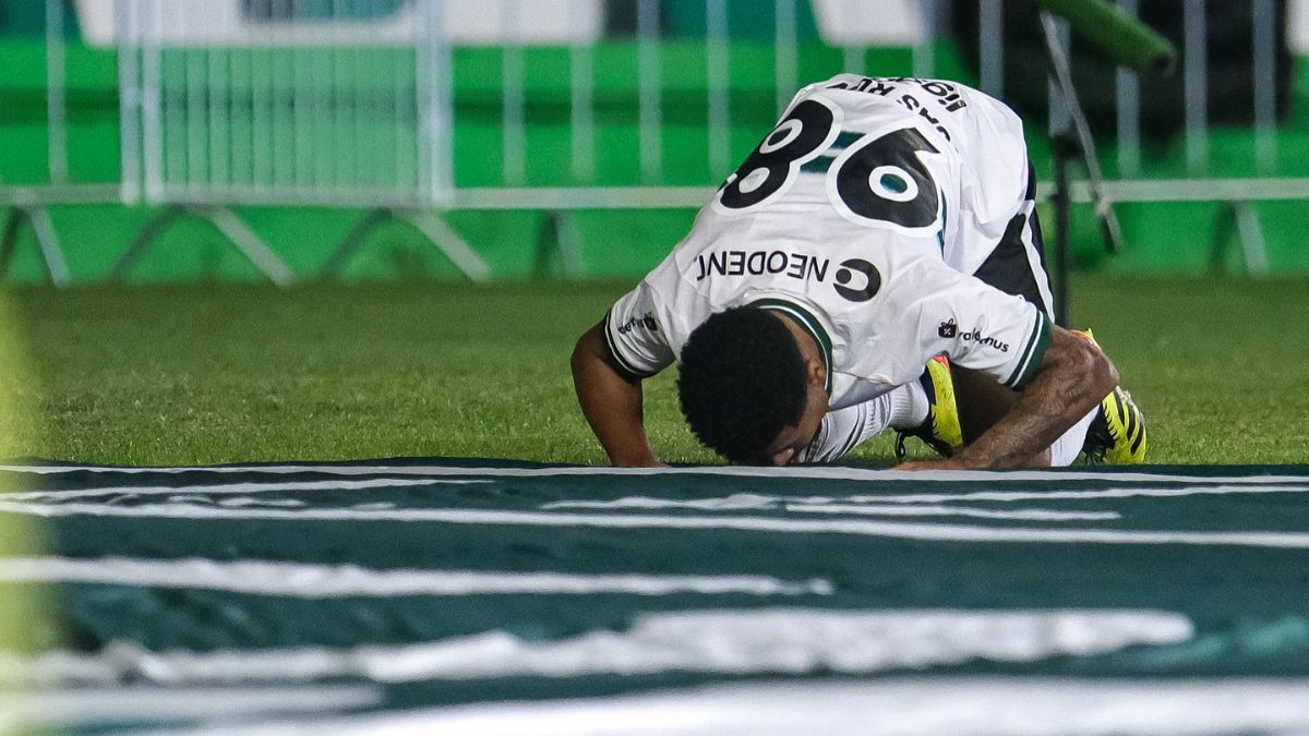 Lucas Ronier comemora gol beijando escudo do Coritiba