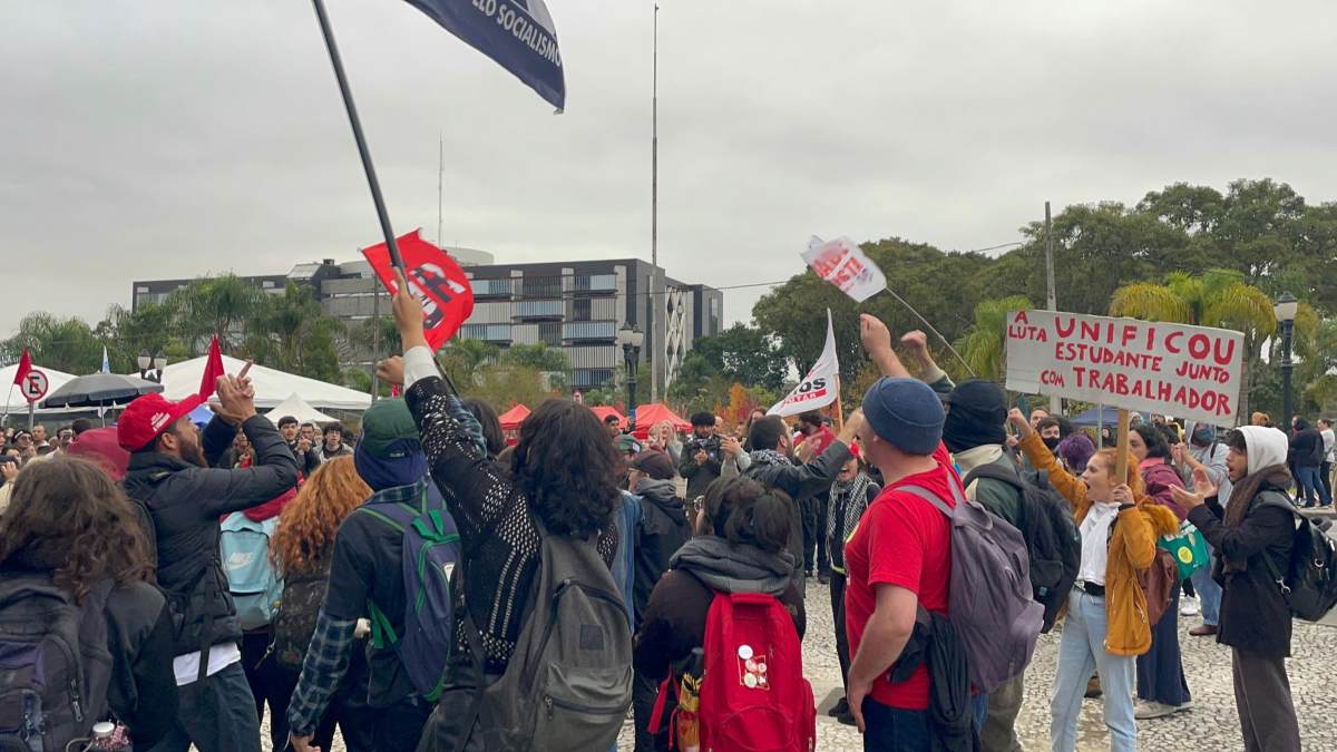 Professores da rede pública anunciam fim da greve no PR