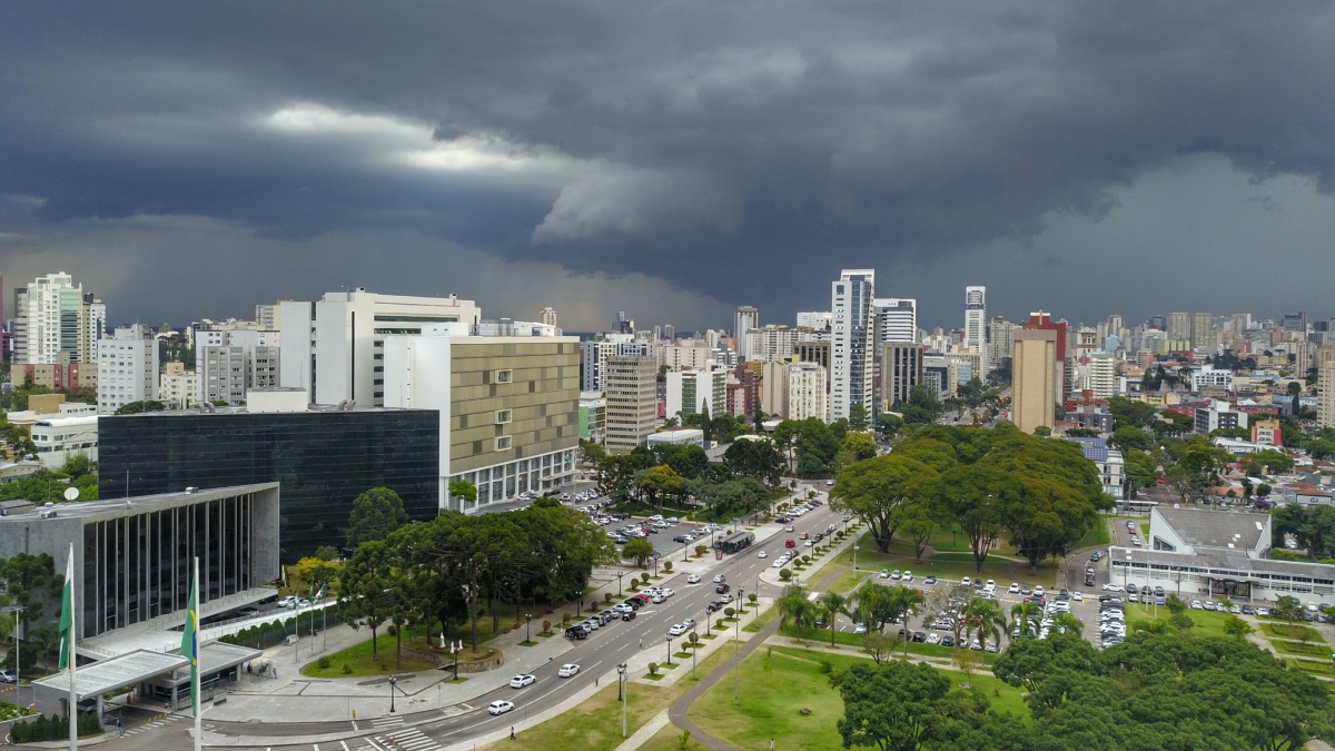 Frente fria traz risco de chuvas para o Paraná