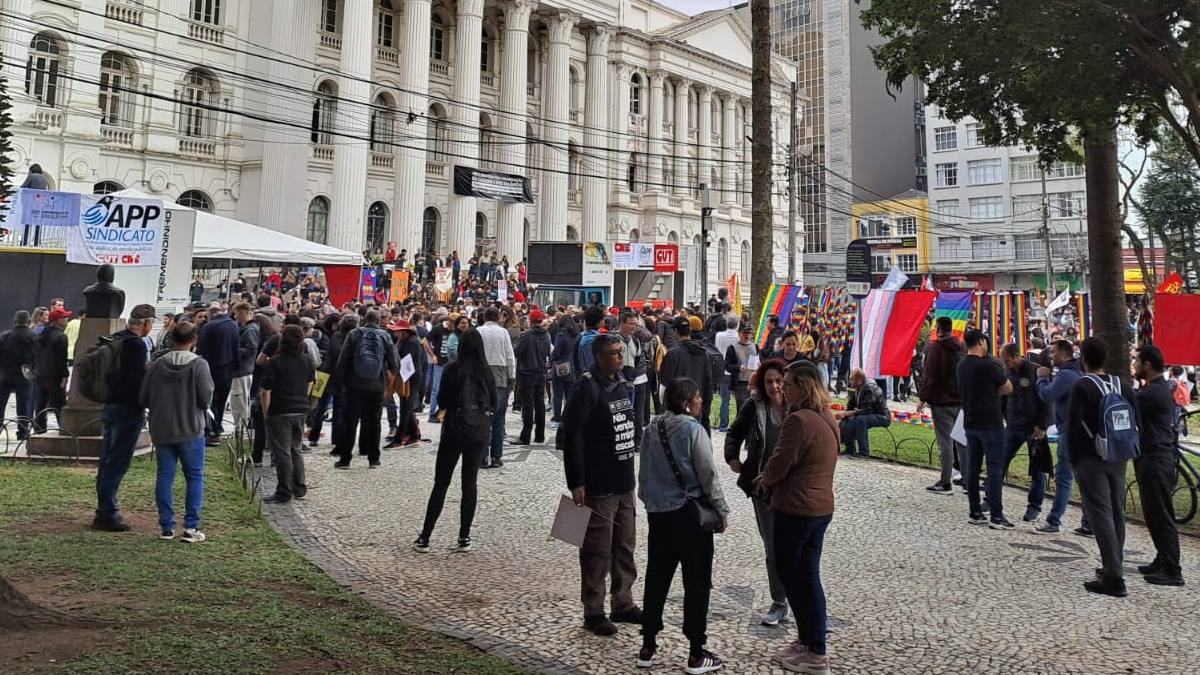 Professores iniciam greve no Paraná