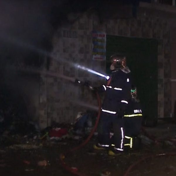 Incêndio de grandes proporções atinge três casas no Novo Mundo em Curitiba; VÍDEO