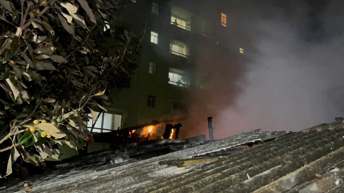 Incêndio destróis casa no bairro Boa Vista, em Curitiba