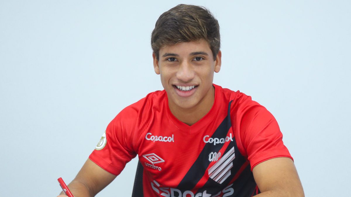 João Cruz renova contrato com o Athletico