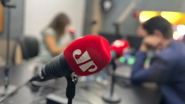 Marc Sousa apresenta Jornal da Manhã, na rádio Jovem Pan