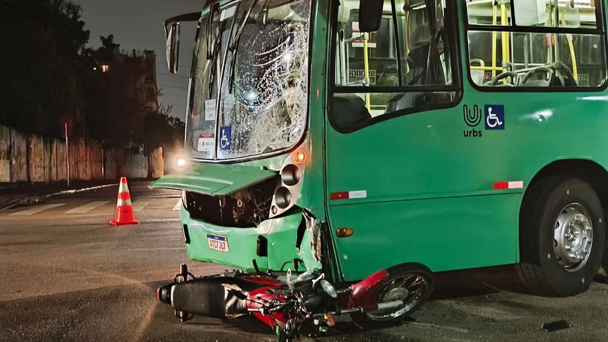 Ônibus atropela motociclista com farol desligado em Curitiba