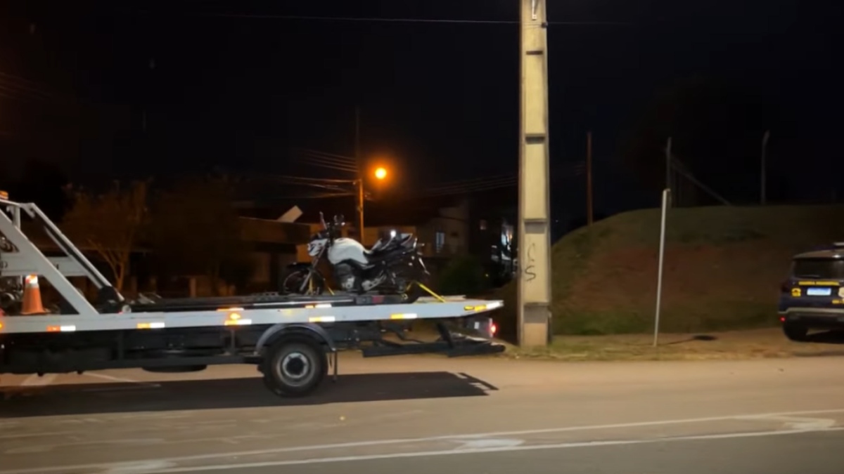 Motociclista e garupa sofreram ferimentos em acidente durante fuga