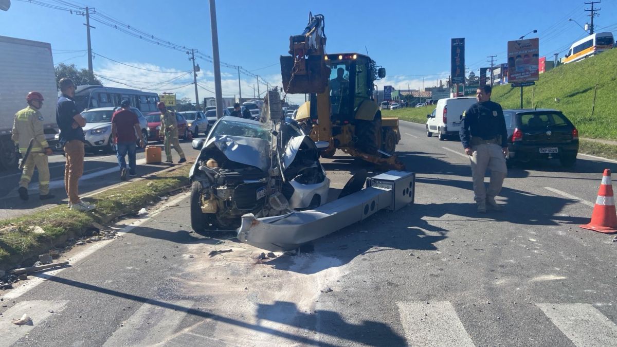 Uma motorista sofreu um grave acidente na Rodovia da Ribeira, em Colombo, Região Metropolitana de Curitiba, no início da tarde desta quinta-feira (27). Ela teria sofrido um "apagão" enquanto dirigia e atingiu em cheio um poste que sustentava um radar de velocidade.