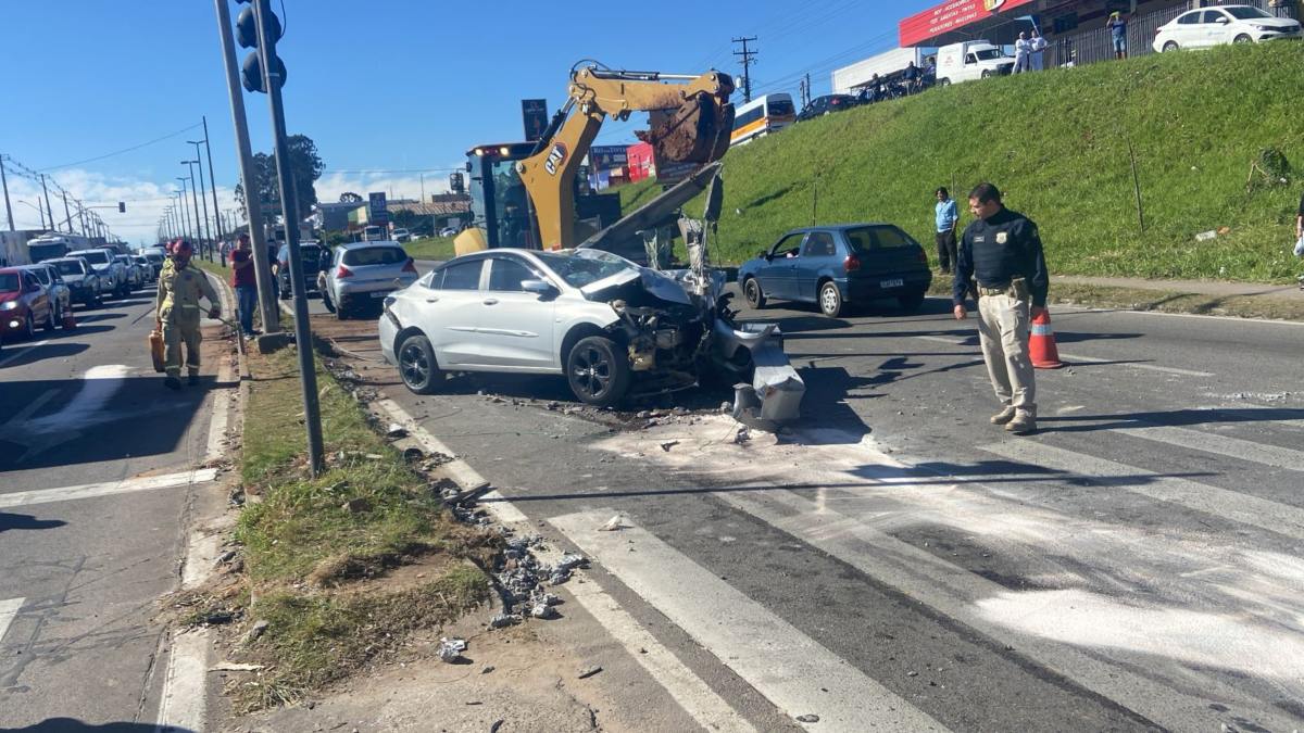 Uma motorista sofreu um grave acidente na Rodovia da Ribeira, em Colombo, Região Metropolitana de Curitiba, no início da tarde desta quinta-feira (27). Ela teria sofrido um "apagão" enquanto dirigia e atingiu em cheio um poste que sustentava um radar de velocidade.