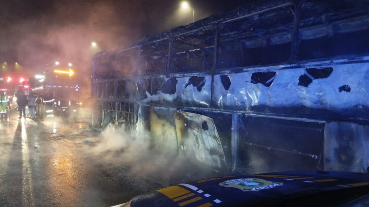 Ônibus pega fogo e fica completamente destruído no litoral do Paraná; vídeo