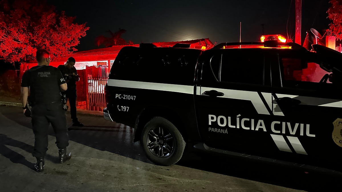 Uma operação da Polícia Civil do Paraná (PCPR) cumpre 22 ordens judiciais contra uma organização criminosa que domina o tráfico de drogas em Ortigueira, na Região Central do Estado, nesta sexta-feira (21). A ação tem a participação da Polícia Militar do Paraná (PMPR), que auxilia no cumprimento dos mandados.