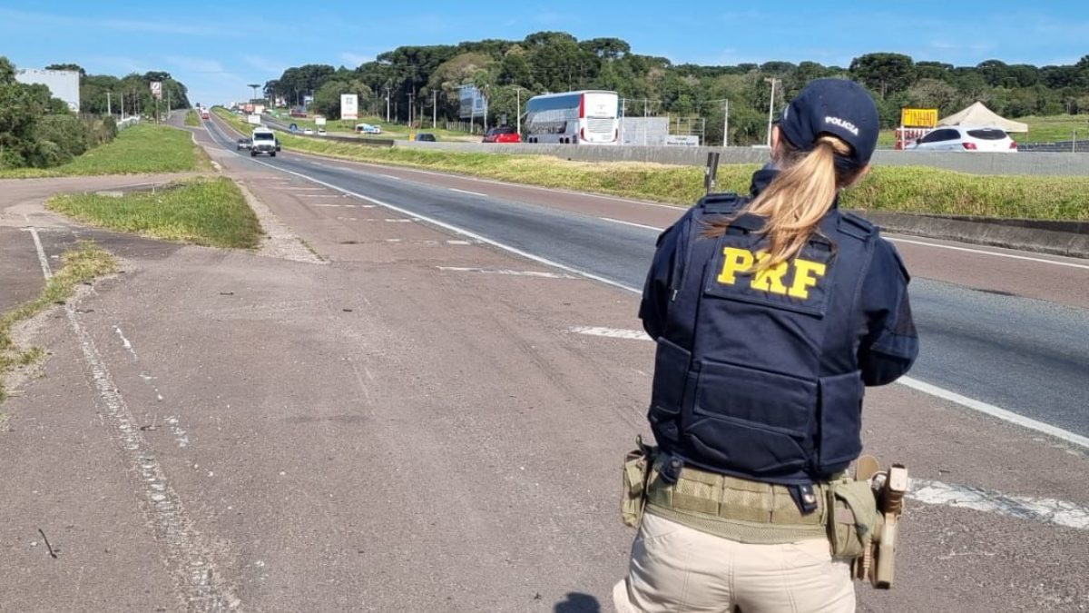 Uma operação de rotina na BR-376, em São José dos Pinhais, na tarde deste sábado (29), surpreendeu os agentes da Polícia Rodoviária Federal (PRF). Isso porque, em pouco mais de uma hora de fiscalização de excesso de velocidade, a PRF registrou 115 veículos trafegando acima da velocidade permitida para o local.
