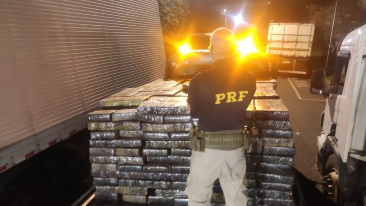 Polícia Rodoviária Federal apreende, em Cambé, 3,4 toneladas de maconha escondidas em carreta que iria de Cascavel para Belo Horizonte