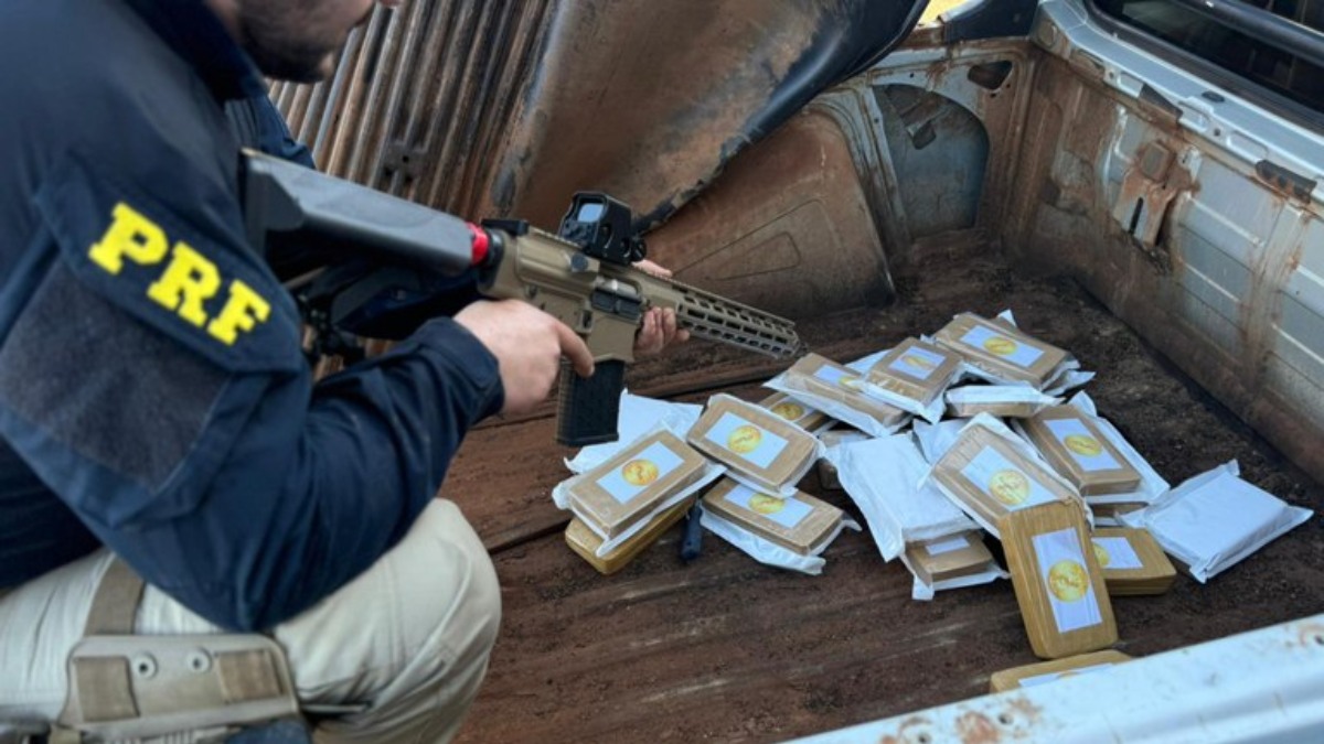 PRF apreende fuzil com mira holográfica de alta precisão e 25 kg de pasta base de cocaína que estavam escondidos na carroceria de uma caminhonete em Alto Paraíso, no noroeste do Paraná