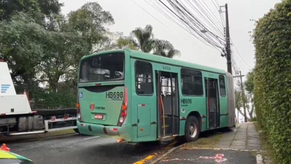 Caminhonete capota em rodovia em Piraquara; motorista alega 