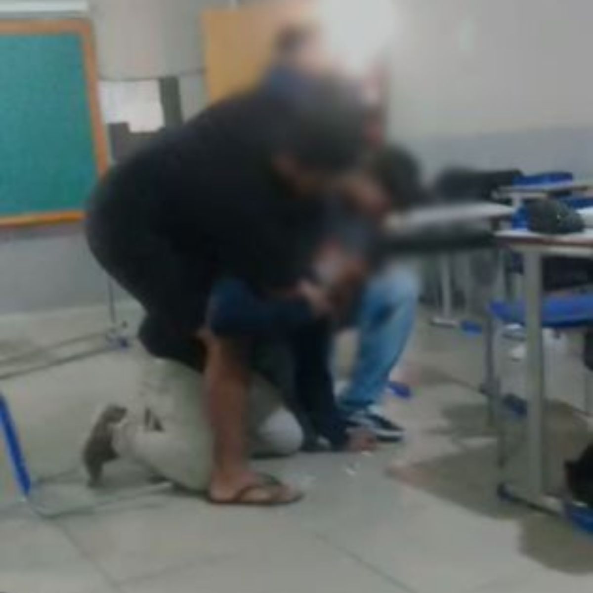 Professor é agredido por aluno dentro da sala de aula