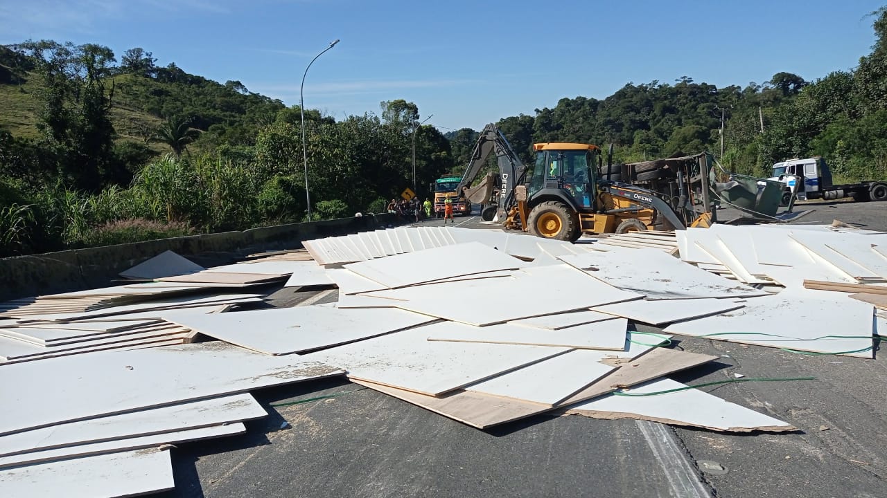 Rodovia é interditada por causa de acidentes no litoral do Paraná 