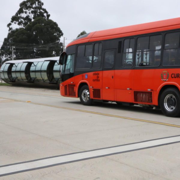 Ônibus elétricos são entregues em Curitiba