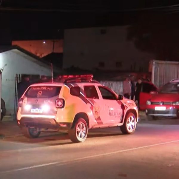 Adolescentes foram assassinados no portão de casa, no bairro Sítio Cercado, em Curitiba
