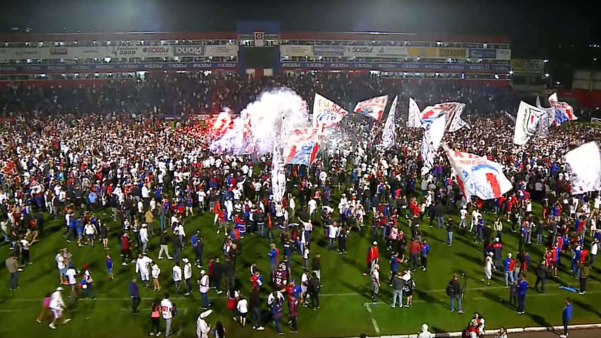 Torcida do Paraná Clube faz a festa na Vila Capanema