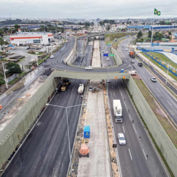 Estação-tubo volta a funcionar em Curitiba