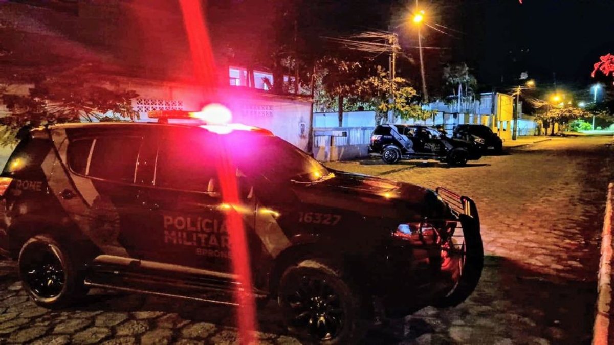 Um homem morreu durante uma operação contra organização criminosa envolvida com o tráfico de drogas em Piraquara, Curitiba e Paranaguá, na madrugada desta quinta-feira (27). A morte ocorreu em um confronto entre um suspeito de integrar a quadrilha e uma equipe da Polícia Militar do Paraná (PMPR), no Balneário Shangri-Lá, em Pontal do Paraná, no litoral do estado.