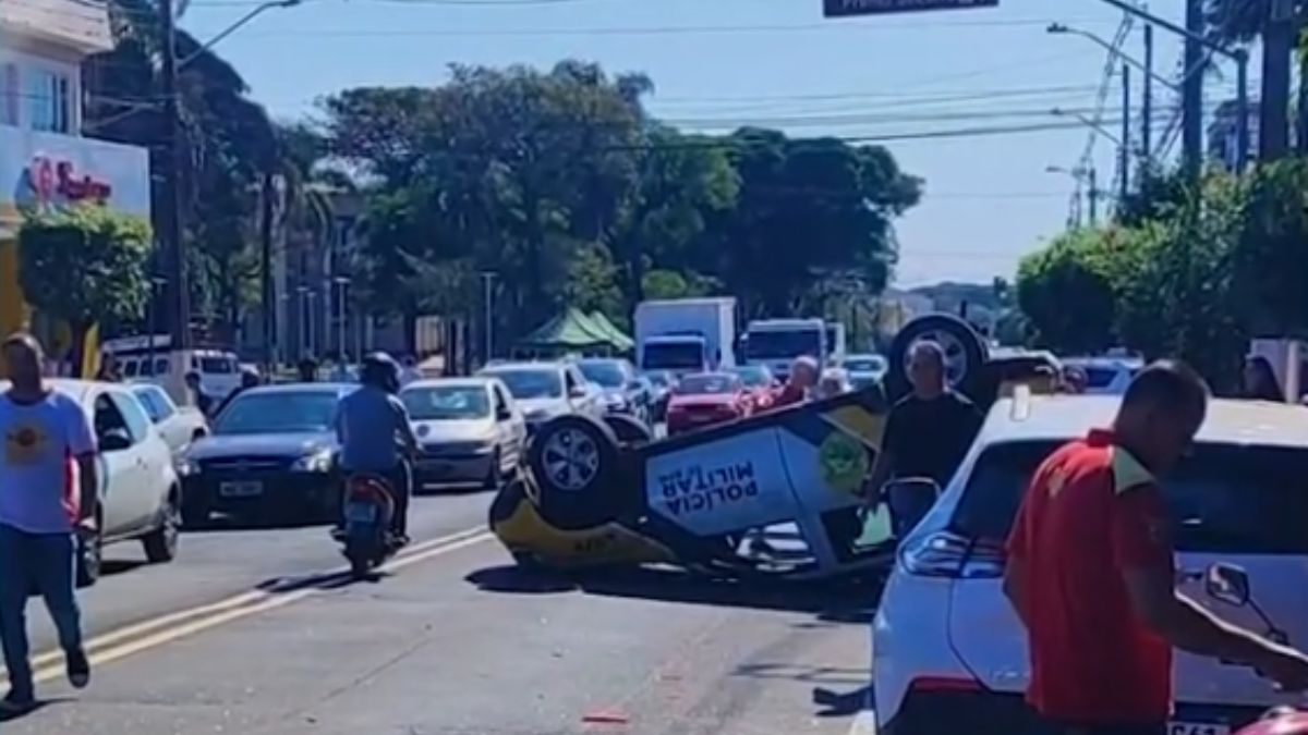 Perseguição termina com viatura da Polícia Militar capotada e um baleado no PR