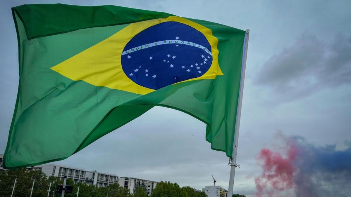 Bandeira do Brasil no Rio Sena