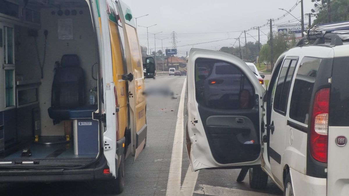 Motociclista morre após bater em porta de Doblô e ser atropelado por carreta na BR-376 