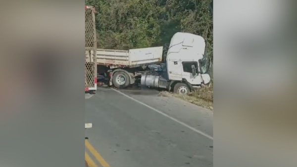 Caminhão com mais de 30 toneladas de cimento tomba em rodovia de Curitiba