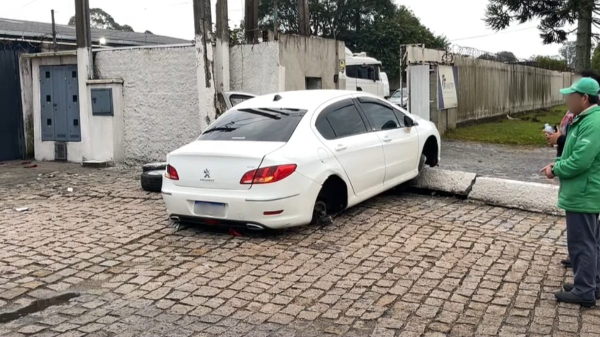 Carro perde duas rodas em acidente 