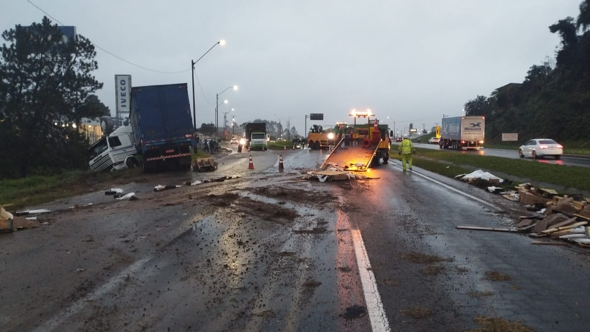 Rodovia chegou a ser totalmente bloqueada na manhã desta segunda (8)