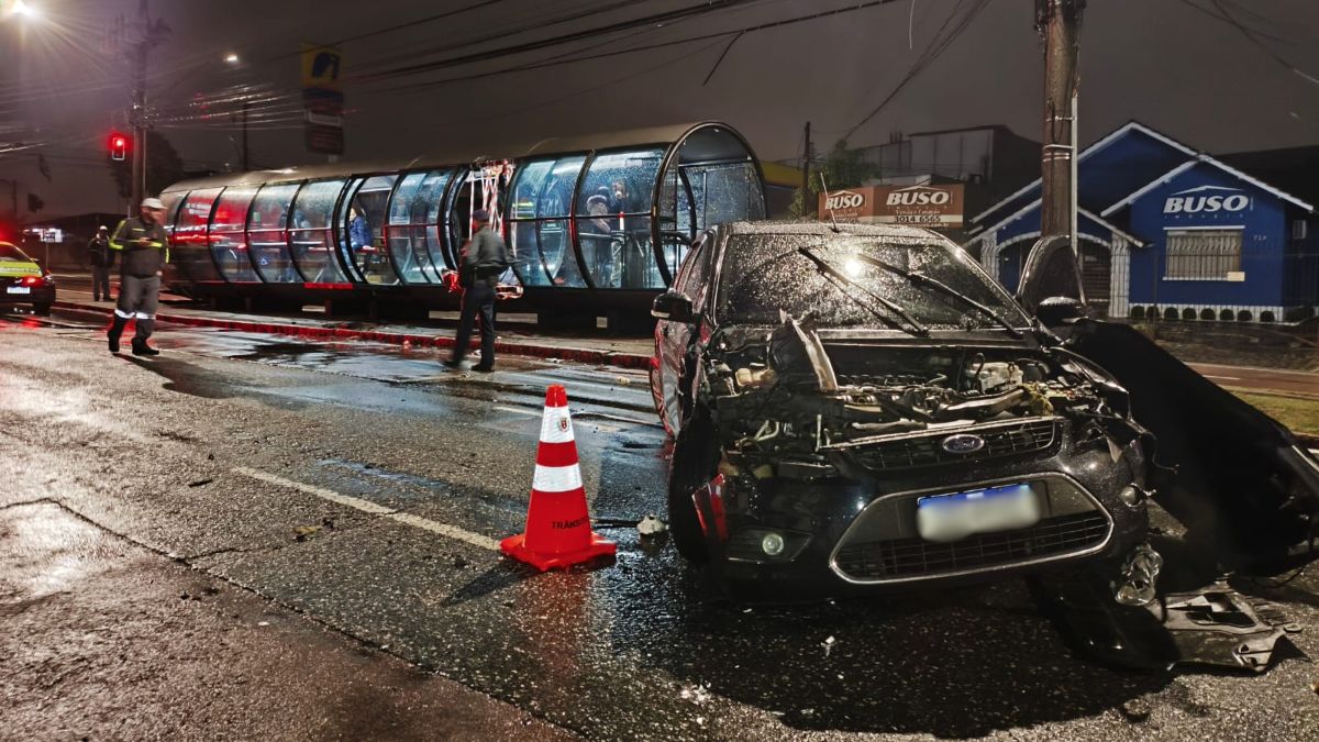 Acidente em estação-tubo no bairro Parolin