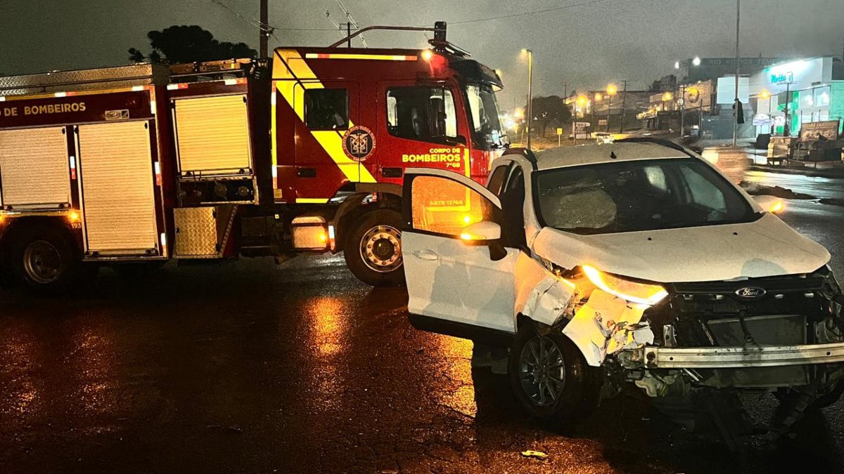 Acidente na Estrada da Ribeira em Colombo deixa motorista ferido