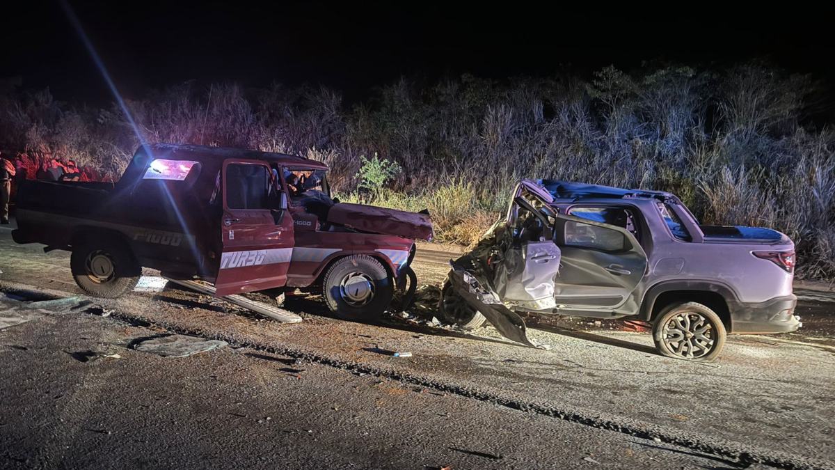 Um homem morreu e outros dois ficaram gravemente feridos após uma colisão frontal entre duas caminhonetes, na BR-487, entre Porto Camargo e Icaraíma, no Noroeste do Paraná, na sexta-feira (5) à noite. Os dois veículos ficaram destruídos devido à violência do acidente.