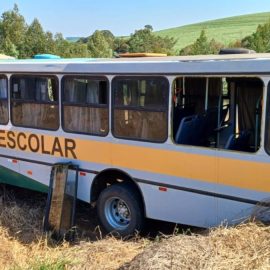 Motorista perde o controle de ônibus escolar e cai em barranco ao lado da estrada na PR-090, entre Ventania e Curitiba