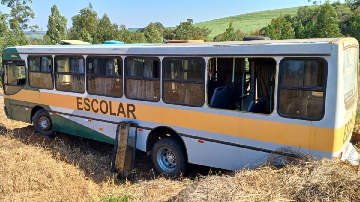 Motorista perde o controle de ônibus escolar e cai em barranco ao lado da estrada na PR-090, entre Ventania e Curitiba