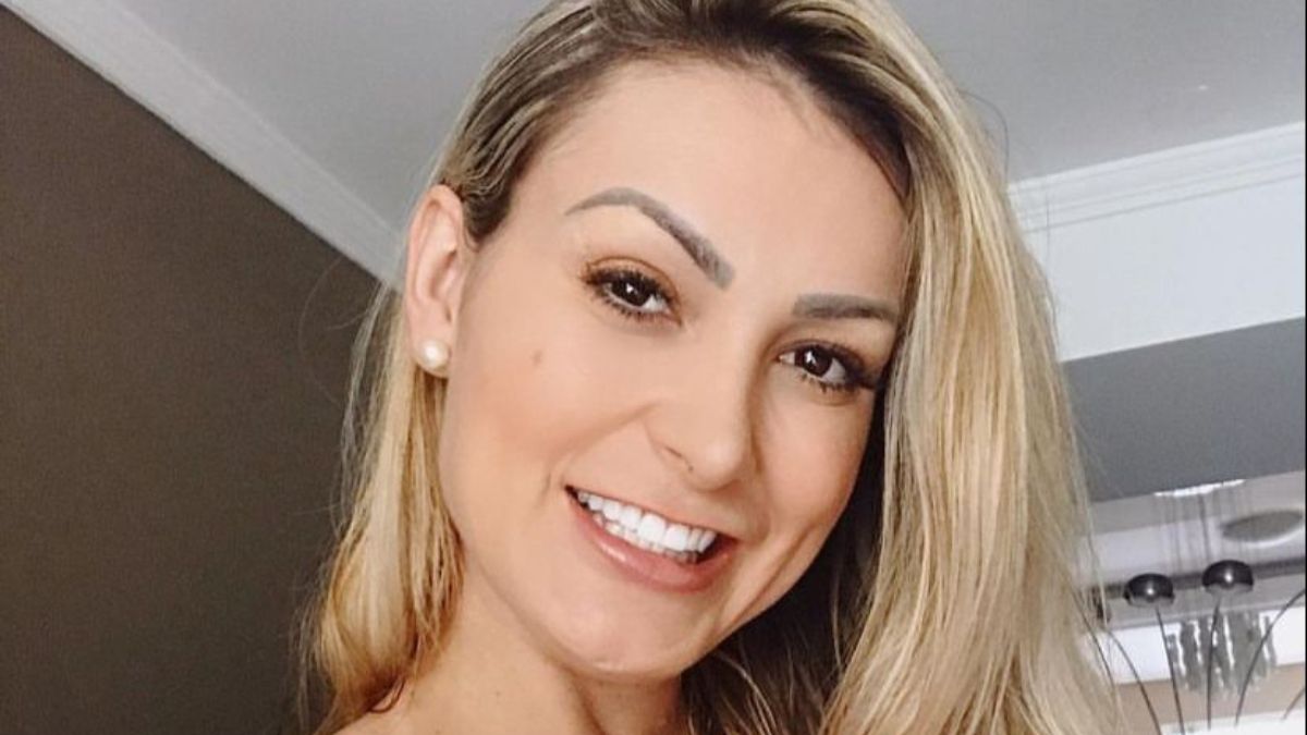 Andressa Urach faz procedimento para dividir língua ao meio: "não consigo falar"