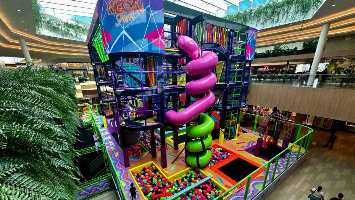 A Arena Neon Fun fica no jockey plaza shopping