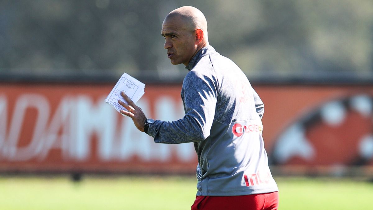 Juca Antonello, auxiliar e técnico interino do Athletico, comanda treino