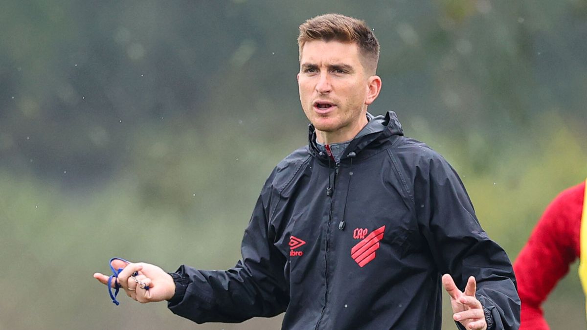 Técnico do Athletico, Martín Varini, comanda treino no CT do Caju