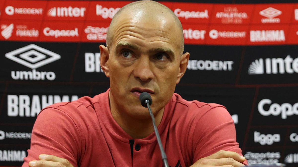 Juca Antonello, técnico interino e auxiliar do Athletico